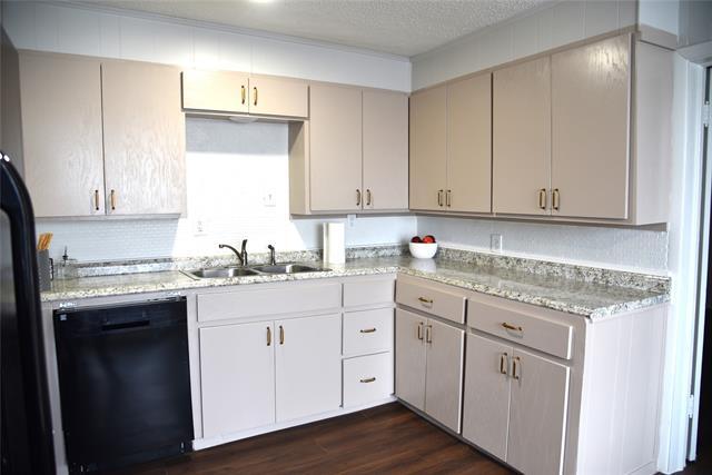 Building Photo - 900 W Chestnut St