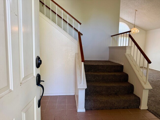 Building Photo - 4 Bed, 2.5 Bath Home with 3-Car Garage in Clovis Unified School District