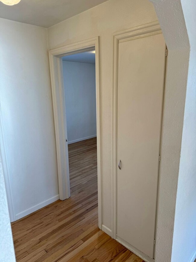 Building Photo - 1 Bedroom Duplex in Downtown Eugene