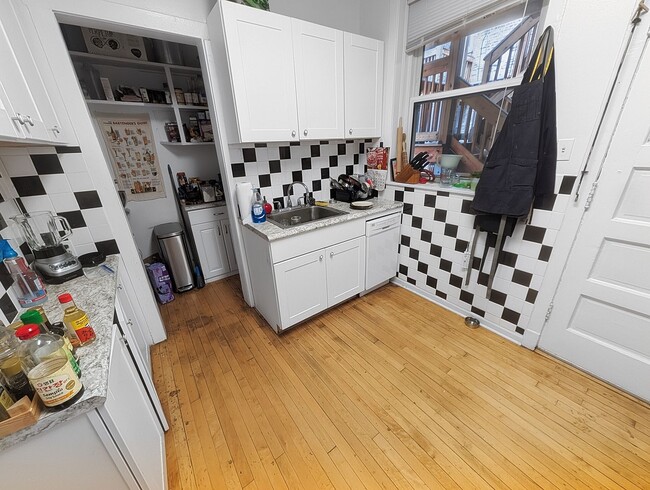 Building Photo - Large 3-bed/1-bath Apartment in the Heart of Rogers Park!