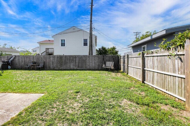 Building Photo - 203 E Plaza Pl