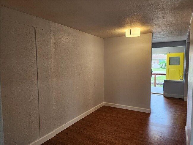Building Photo - 8 Poinsettia Dr