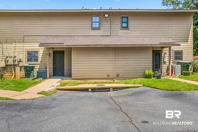 Building Photo - 200 Parma Dr