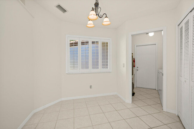 Building Photo - 604 Parkside Pl