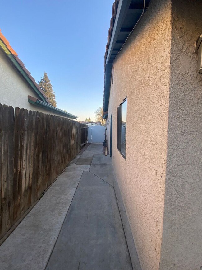 Building Photo - Recently Remodeled 3 BD 2 BA House in a Desirable SW Bakersfield