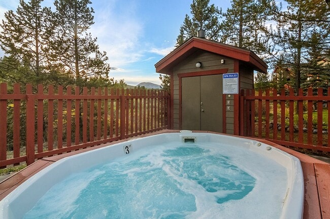 Building Photo - Furnished! Updated 3bed/3bath! 1 car garage! Heat included! Flexible lease terms!