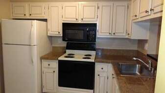 Building Photo - 10855 SW 112th Ave