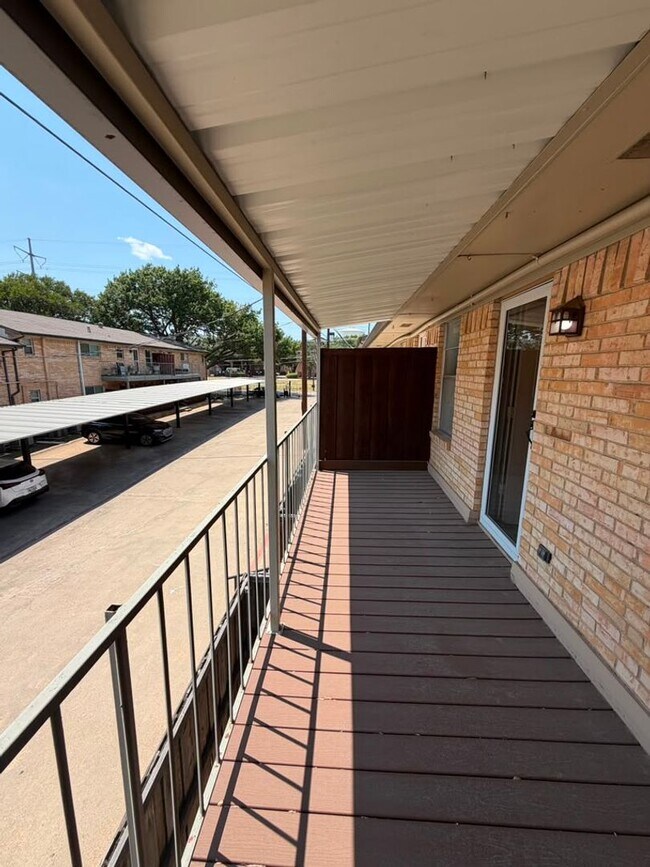 Building Photo - 5819 Sandhurst Ln