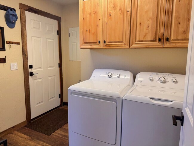 Building Photo - Charming 3-Bedroom, 2-Bath Home!