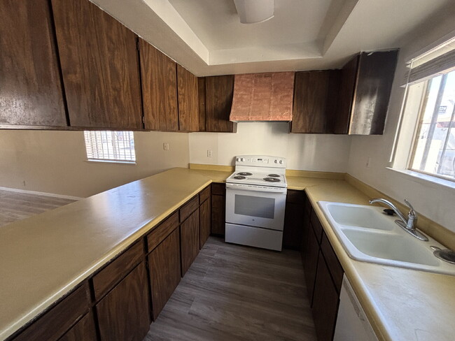 Building Photo - First Floor 2-bed, 2-bath, no carpet here!