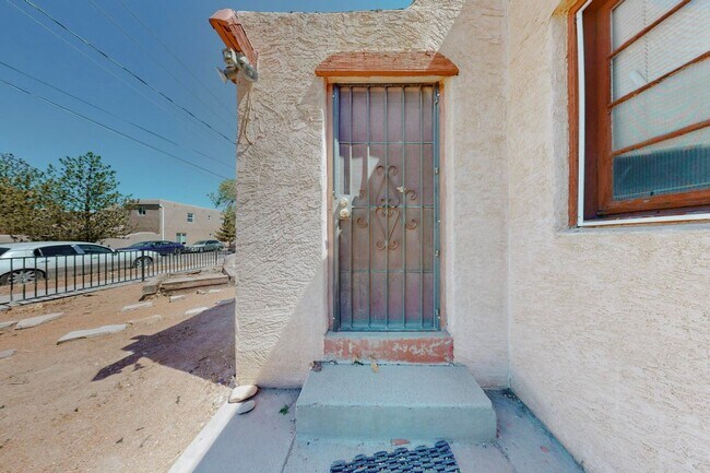 Building Photo - 212 Mesa St SE