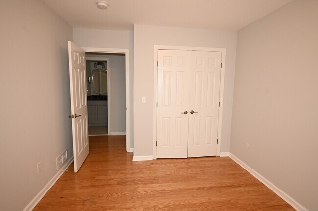 Building Photo - 560 Silver Sands Rd