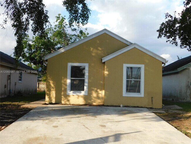Building Photo - 738 SW 9th St
