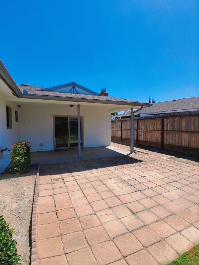 Building Photo - Updated Single-Story 3BR Home with Spacious Living Areas & Convenient Location!