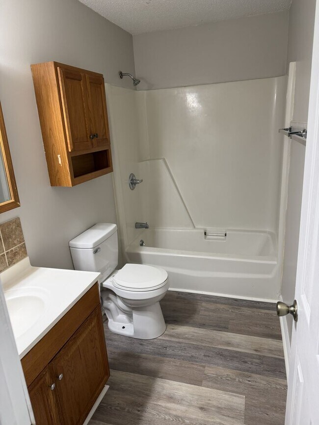 Building Photo - 2 bedrooms / 2 baths Duplex unit