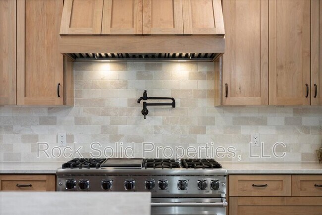 Building Photo - 753 Latigo Loop