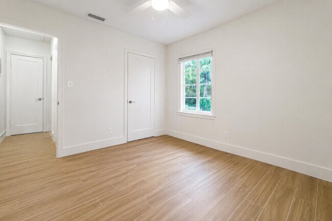 Building Photo - 400 E Royal Palm Rd