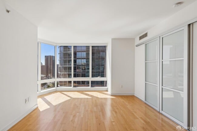 Building Photo - 301 Mission St