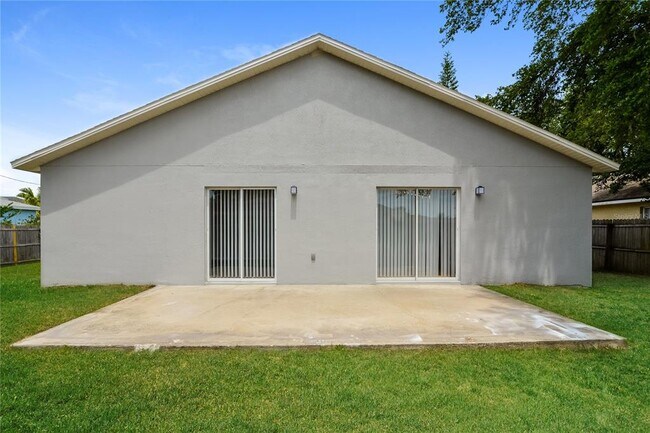Building Photo - 528 Finch Ct
