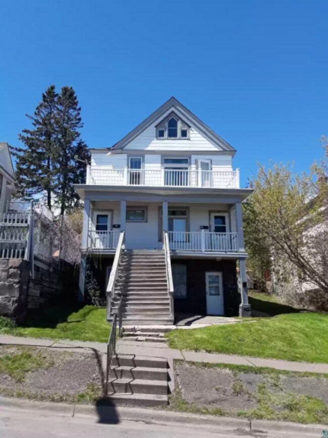 Building Photo - AVAILABLE SEPTEMBER - 2 BED 1 BATH Apt!
