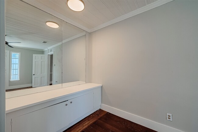 Building Photo - 5831 Annunciation St