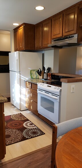 Kitchen fridge, glass top stove, pots & pans - 1470 Creekside Dr