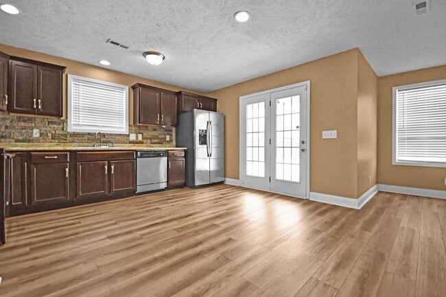 Building Photo - Pet Friendly Three Bedroom!