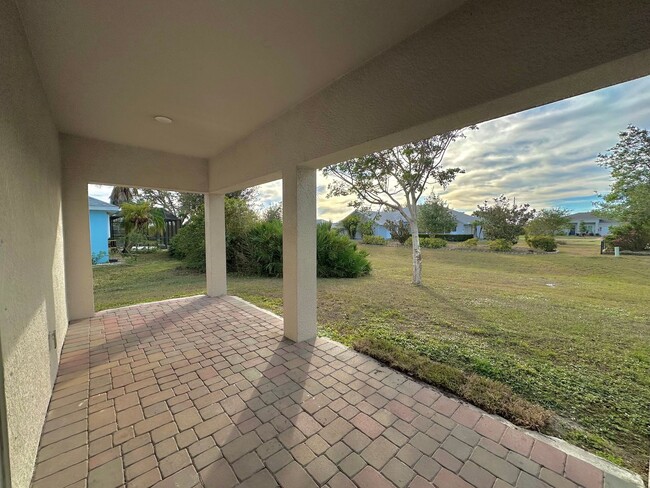 Building Photo - Modern & Spacious 3 Bed + Den, 2 Bath with...