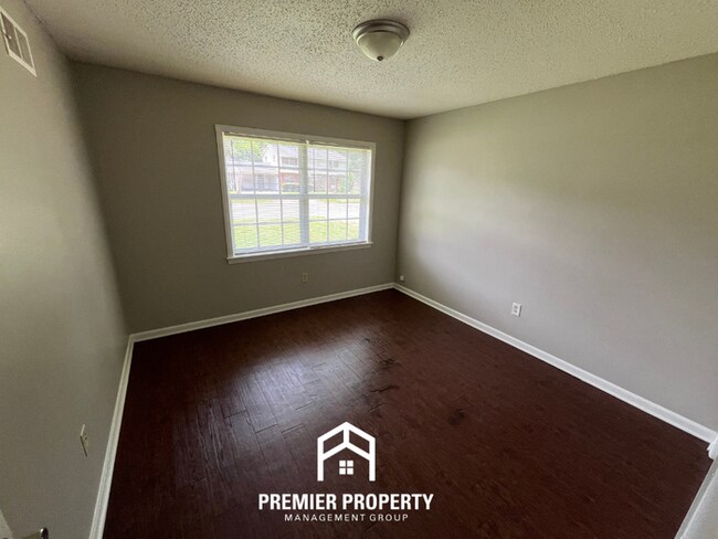 Building Photo - Charming 3BR/2BA in 38118 | Low-Maintenance Tile Floors, Bay Window & Patio