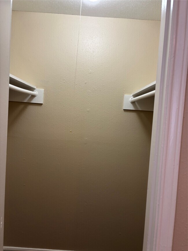 Building Photo - 1726 Oakwell Ln