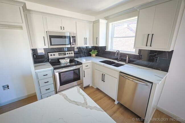 Building Photo - 108 W 2nd St