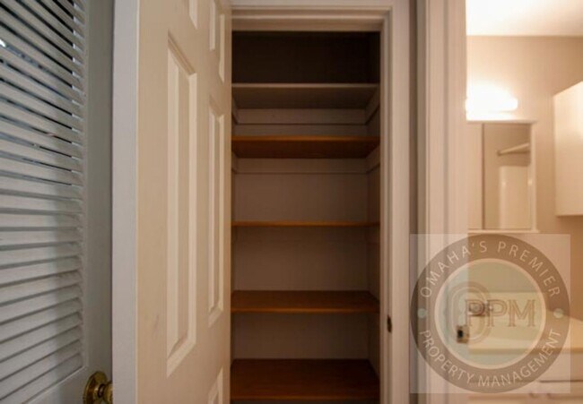 Building Photo - 2 Bed 1 Bath Home in Council Bluffs, IA