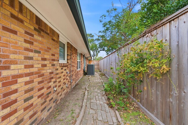 Building Photo - 1618 Willowby Dr