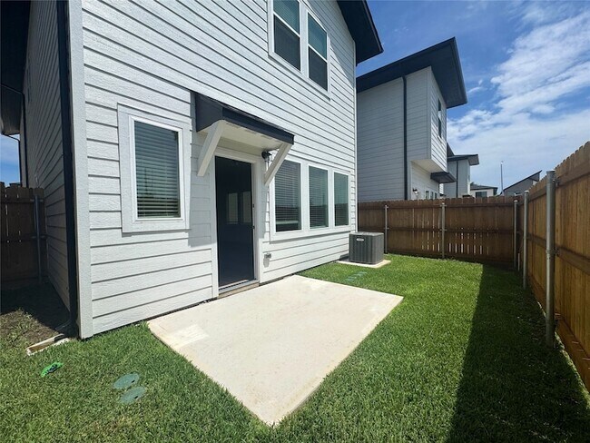 Building Photo - 33115 Oak Hts Pl