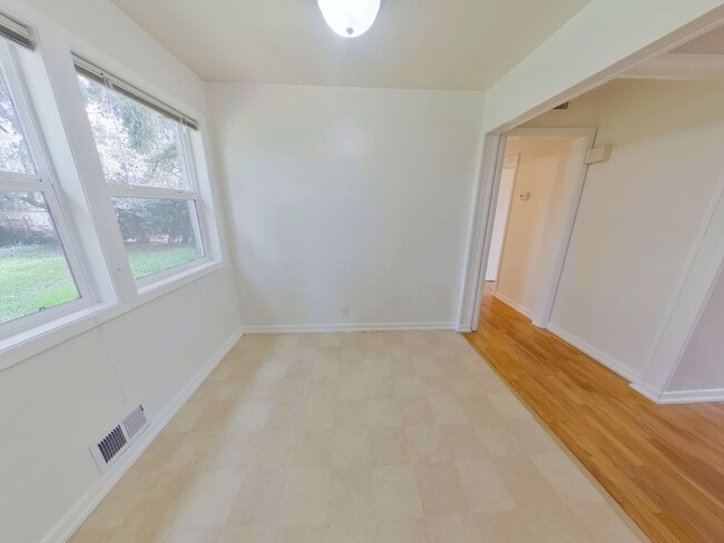 Building Photo - 3 bedroom family home