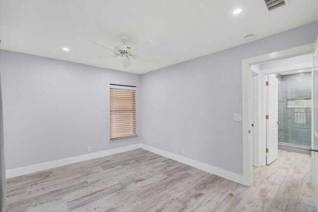 Building Photo - 3939 NE 5th Ave