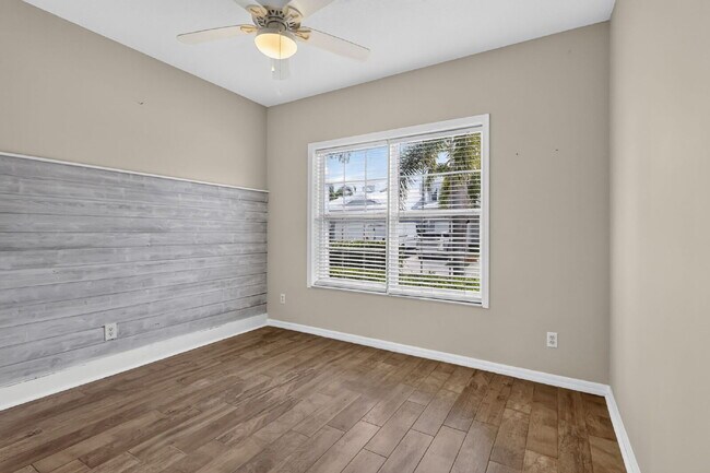 Building Photo - "Charming 2 Bed plus Den, 2-Bath Townhouse with 1500 Sq Ft of Comfort in Greenacres!"
