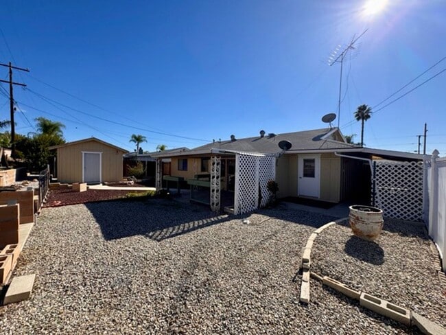 Building Photo - 55+ 2 bedroom 2 bathroom Sun City home for LEASE!