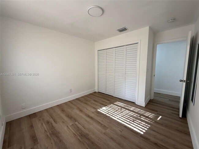Building Photo - 8860 SW 32nd St