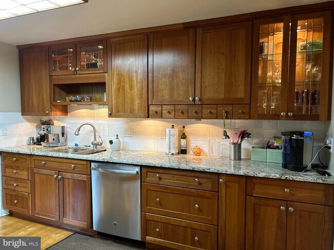 Building Photo - 5 Cedar Woods Dr