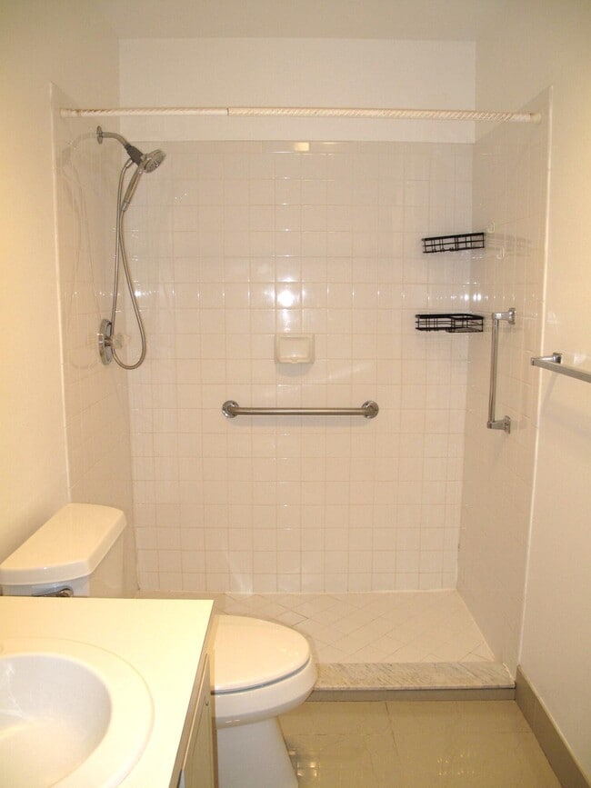 Building Photo - 1227 Club Dr W
