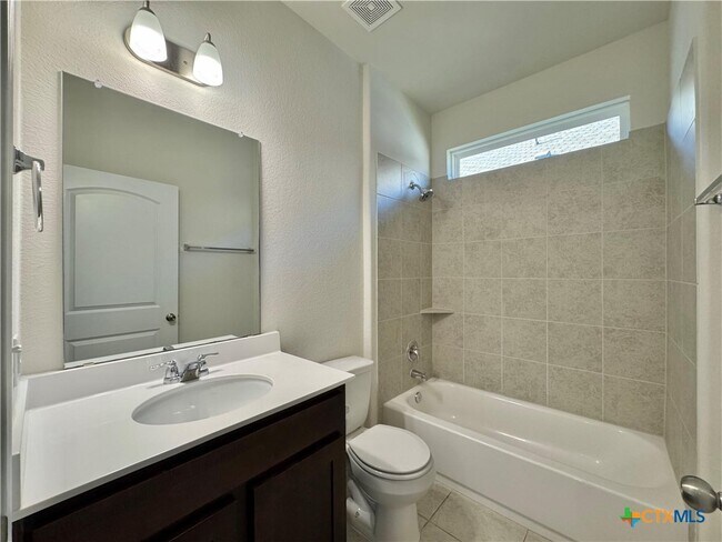 Building Photo - 320 La Escalera Dr