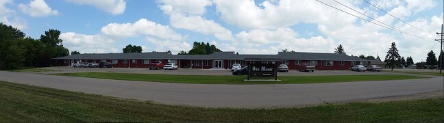 Primary Photo - Oak Manor