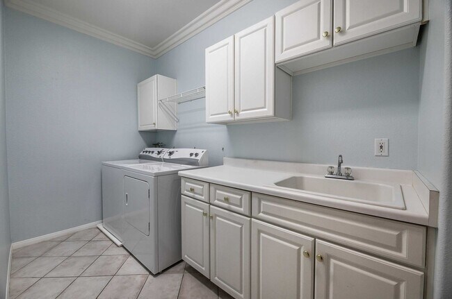 Building Photo - Cute 2 Bedroom Condo with 2 Car Garage located in a Guard Gated Community in Green Valley!