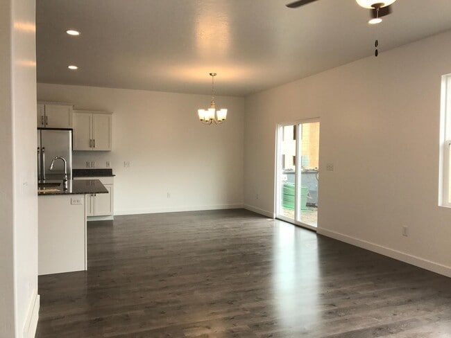 Building Photo - Spacious 4 BR Home with POOL and Clubhouse...