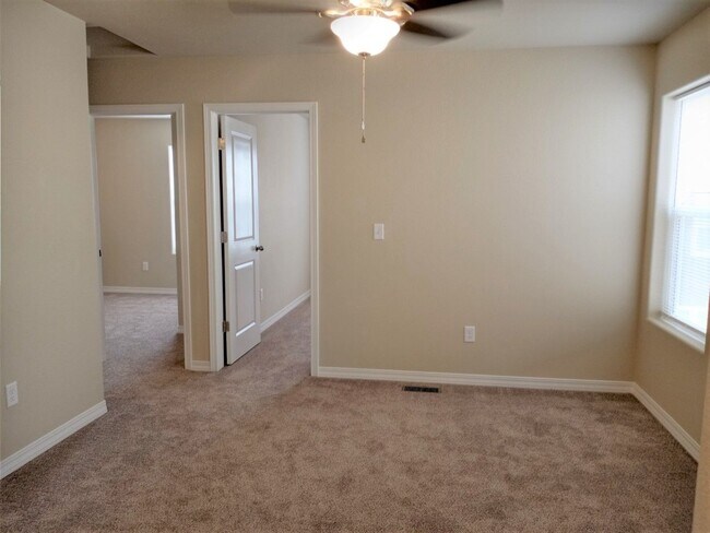 Building Photo - 3 Bed 2.5 Bath Home with AC!