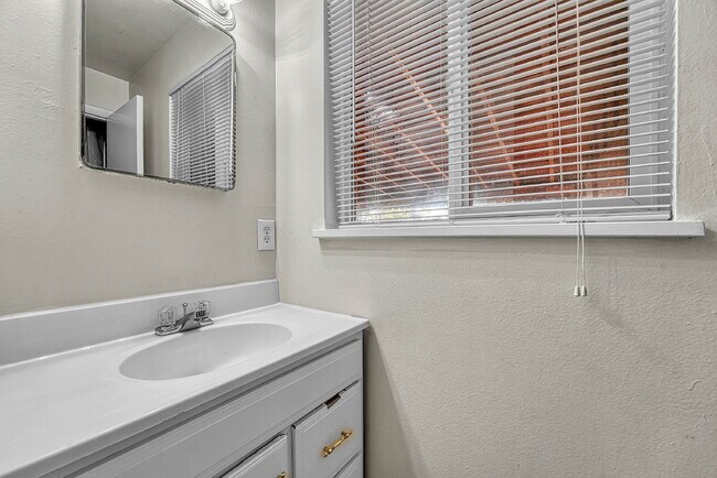 Building Photo - $2,495.00, 3-bedroom, 2 bathroom home in C...