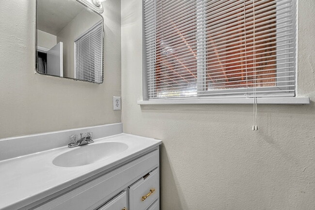 Building Photo - $2,495.00, 3-bedroom, 2 bathroom home in Centennial!