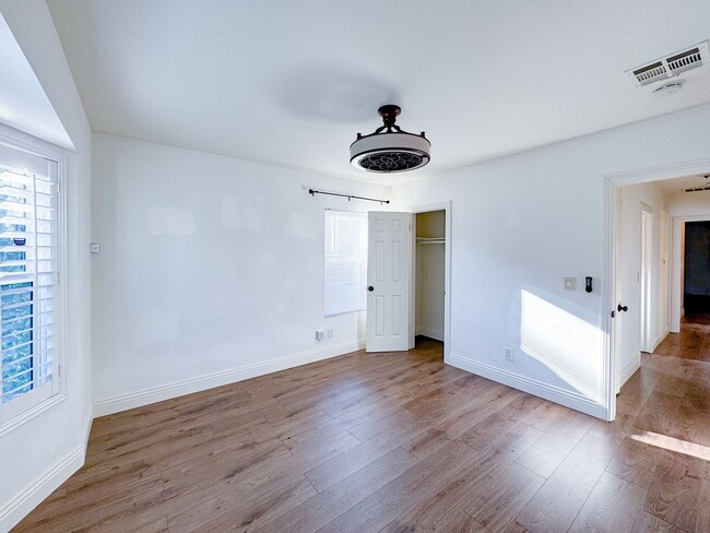 Building Photo - Gorgeous 3 Bedroom 2 Bath Updated Front House for Lease Near SoFi! (Building of ADU in the back)