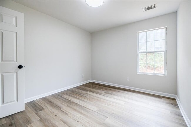 Building Photo - 5195 Hillcrest Glenn Dr